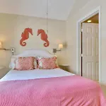 Breezy Bungalow By Avantstay Close 2 Zachary Taylor State Park Beach W Shared Pool Week Long Stays