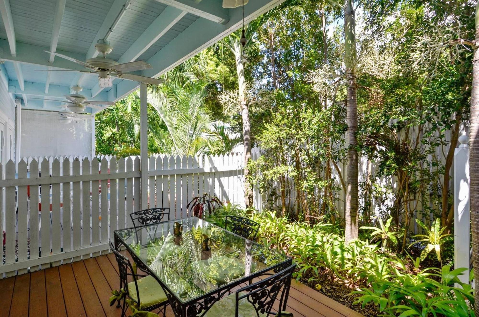 Breezy Bungalow By Avantstay Close 2 Zachary Taylor State Park Beach W Shared Pool Week Long