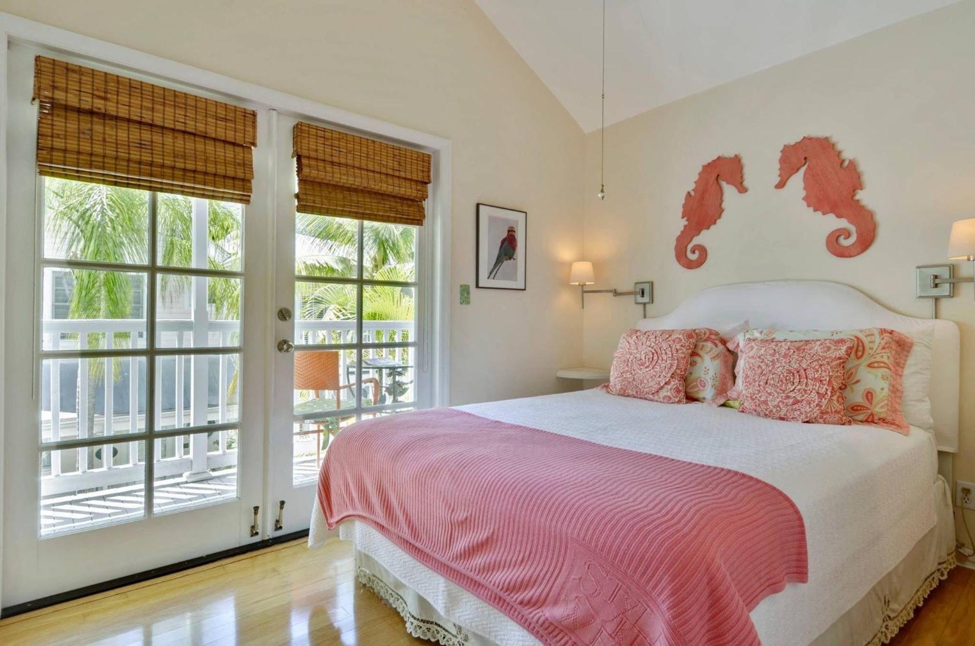 Breezy Bungalow By Avantstay Close 2 Zachary Taylor State Park Beach W Shared Pool Week Long Key West