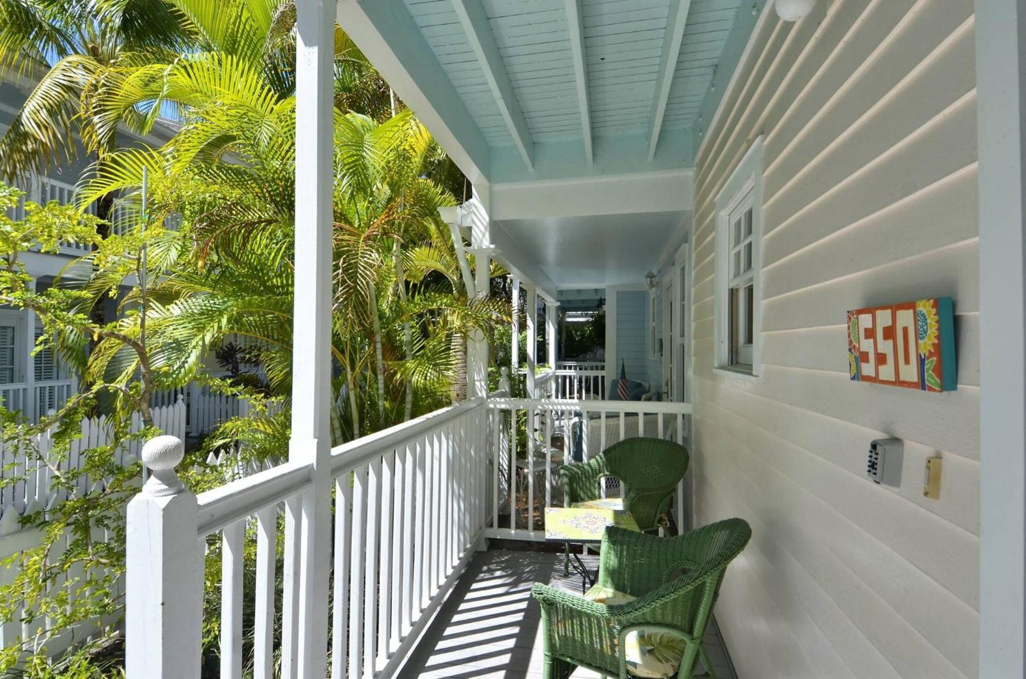 Breezy Bungalow By Avantstay Close 2 Zachary Taylor State Park Beach W Shared Pool Week Long Key West